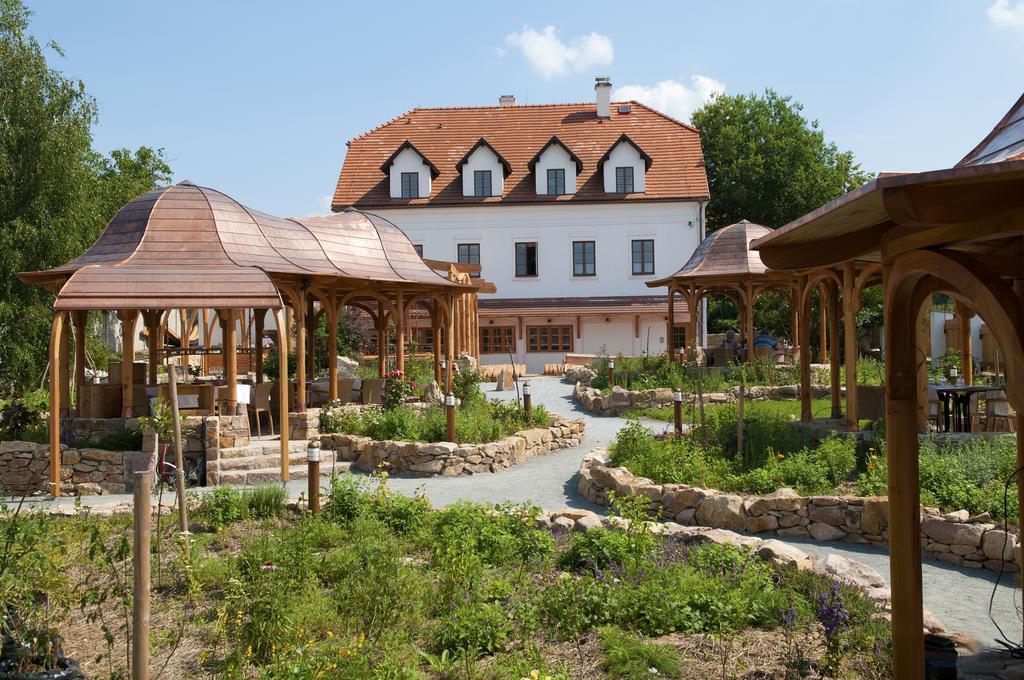 Babiccina Zahrada Penzion & Restaurant Pruhonice Exterior photo